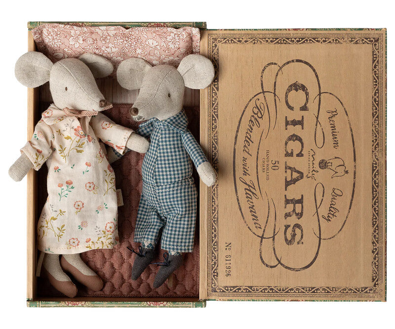 Grandma and grandpa mice in cigarbox