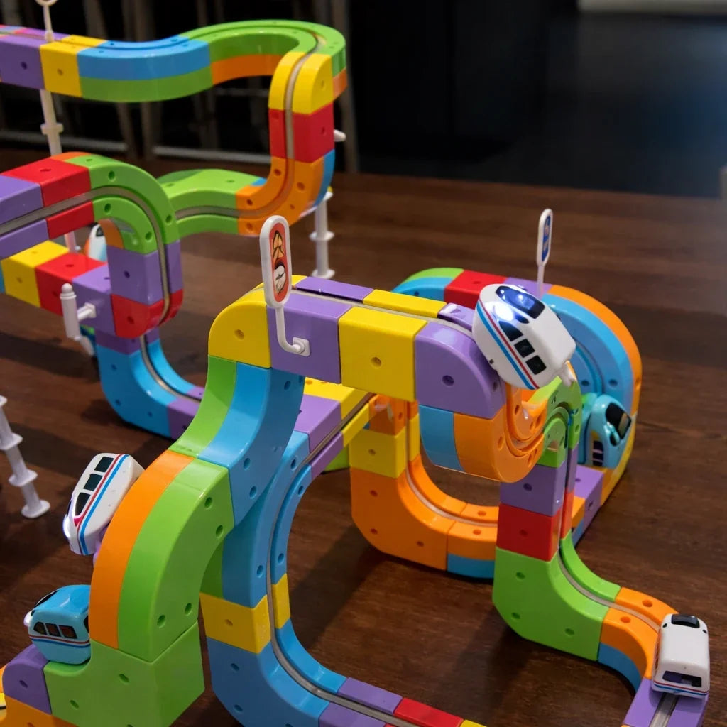 Motorized Train Track Set, Modular 3D Clip-Fit Pieces – view 5