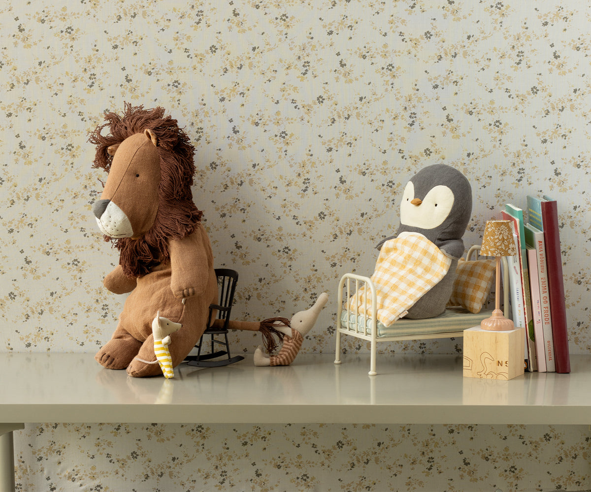 Lion, Medium