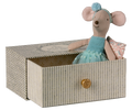 Dance mouse in daybed, Little sister