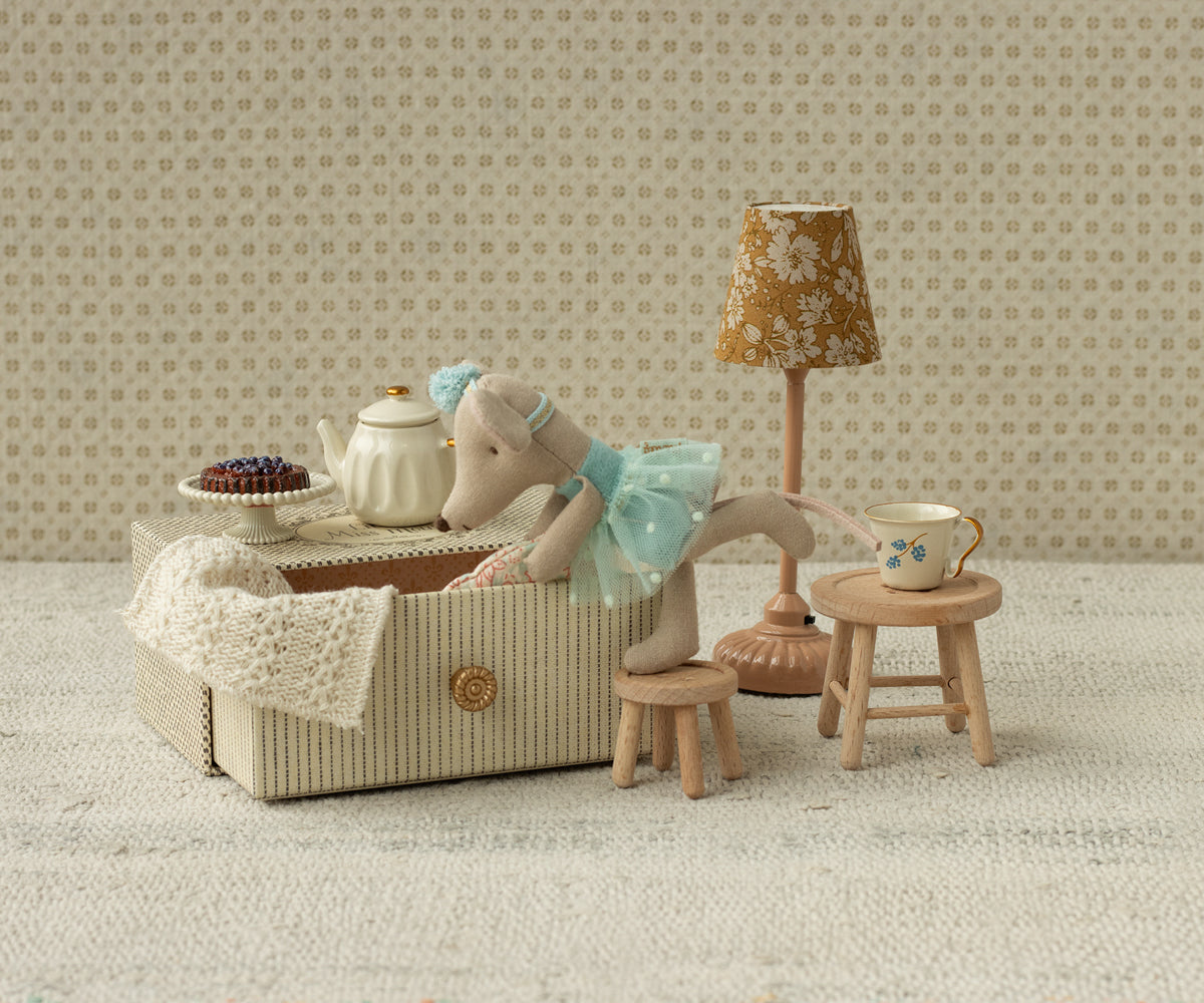 Dance mouse in daybed, Little sister