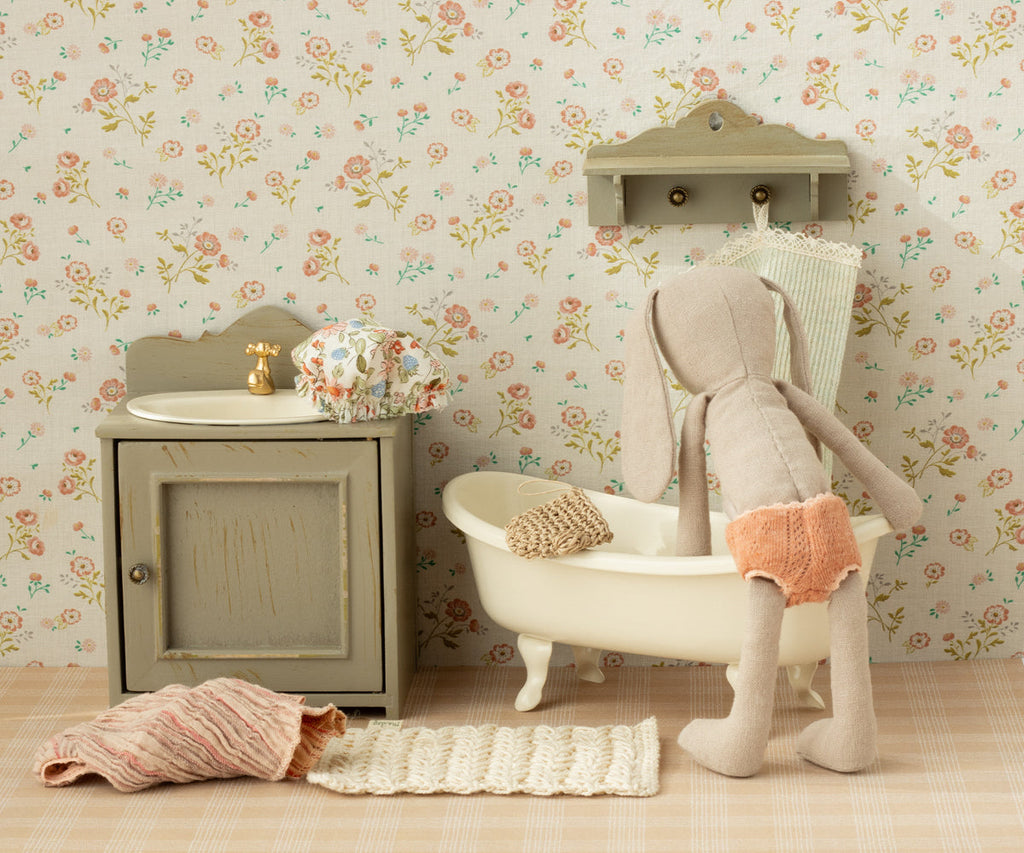 Miniature bathtub