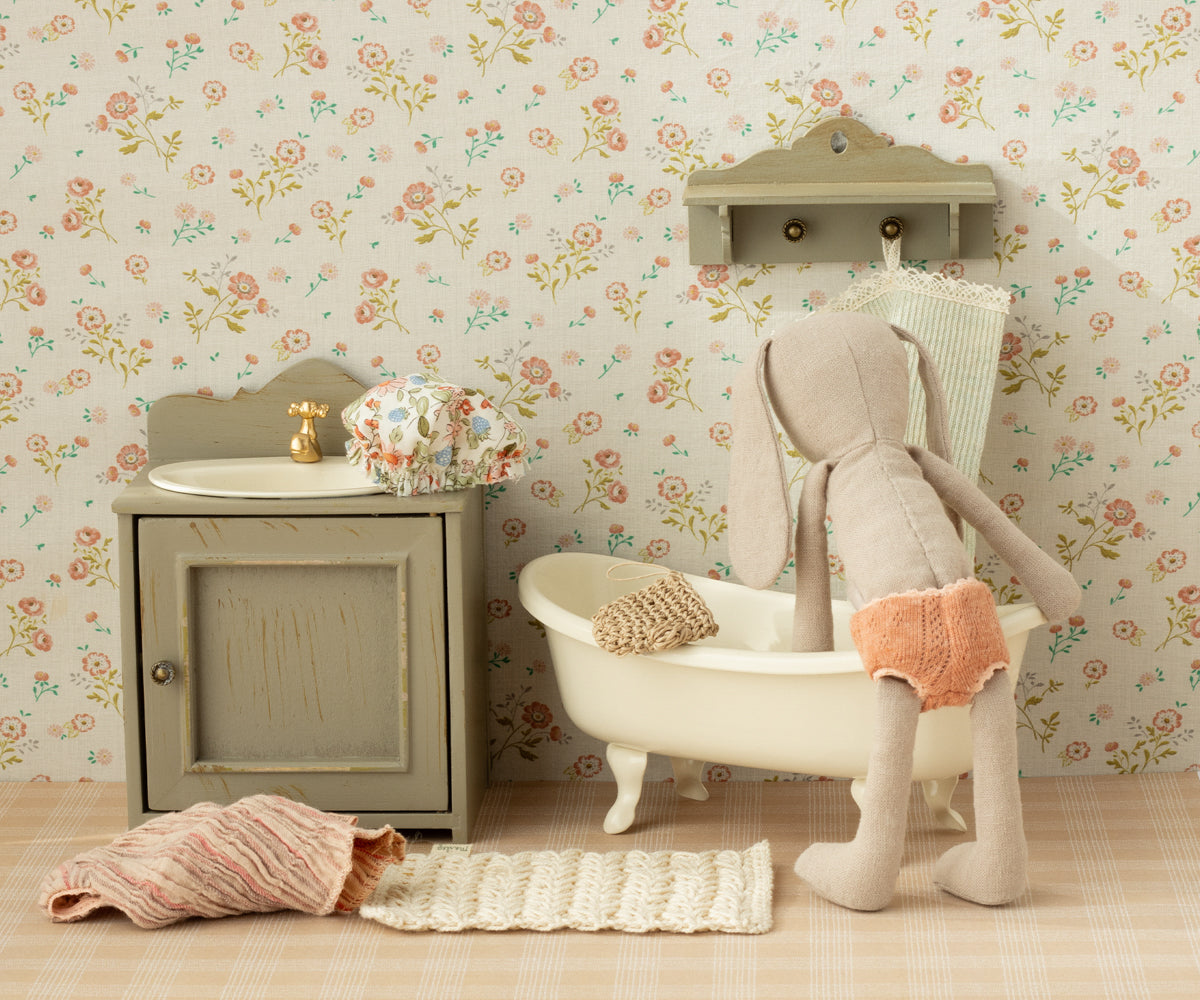 Miniature bathtub