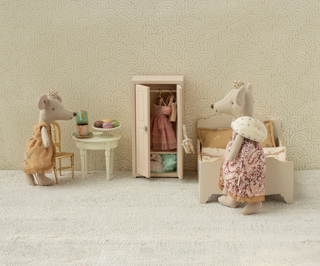 Side Table, Mouse