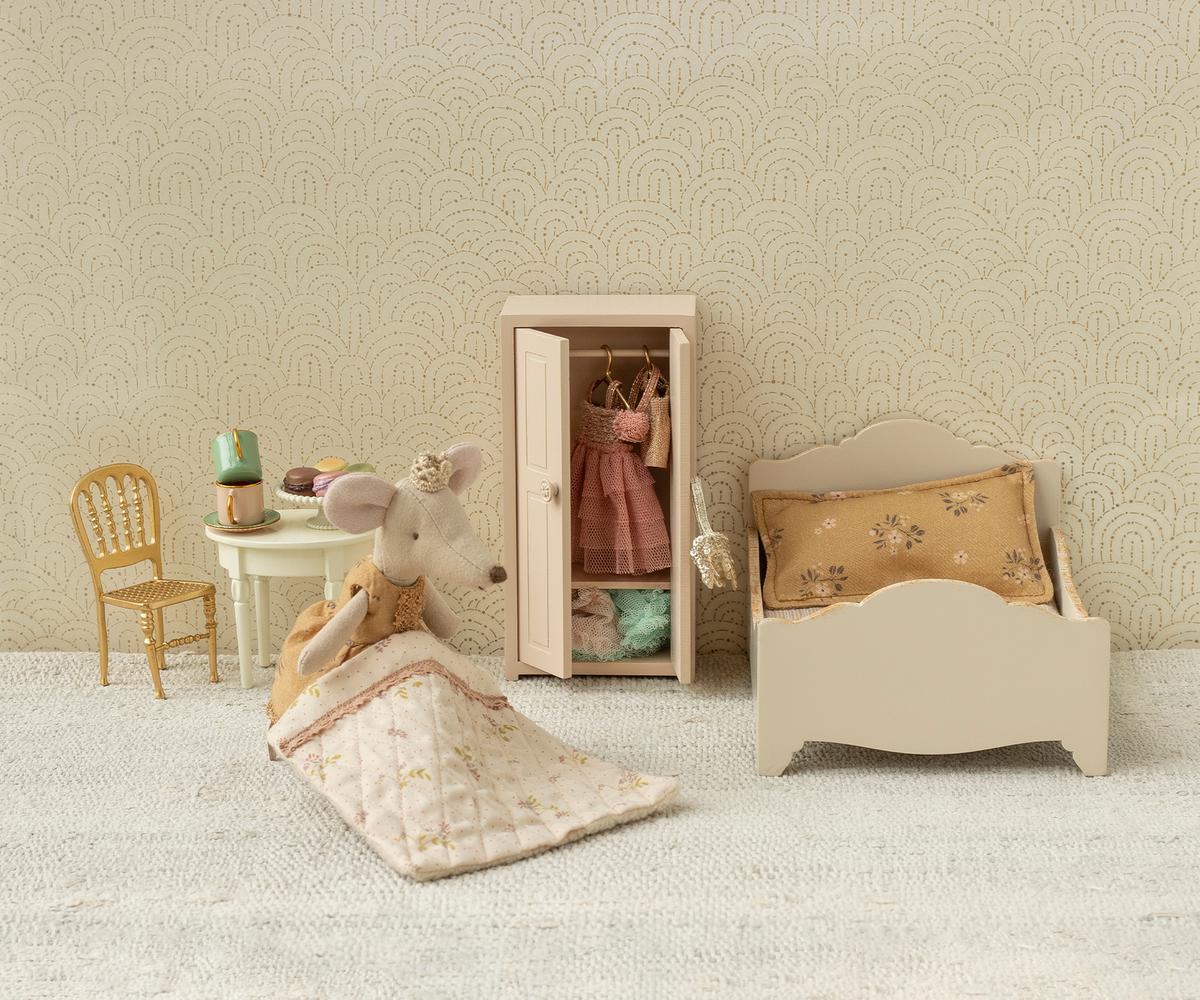 Gold Chair, Mouse