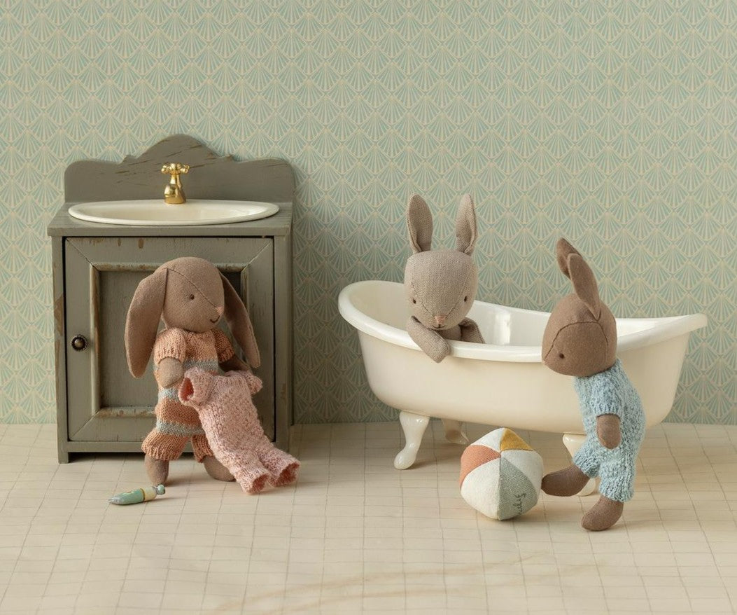 Miniature bathtub