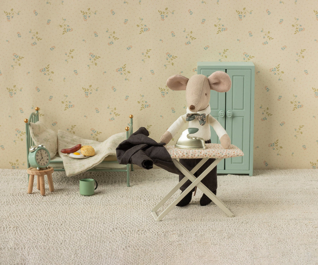Iron and ironing board, Mouse